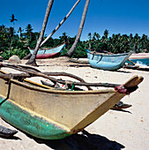 Fischerboote und Katamarane, Strand von Tangalle