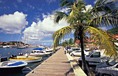 Yachten und Boote auf dem Meer im Hafen von Gustavia