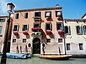 Traditionelles venezianisches Gebäude entlang des Kanals