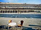 Tisch und Stuhl auf der Piazza San Marco