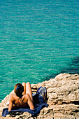 Frau beim Sonnenbaden in der Blauen Lagune