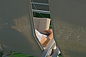 Eine Frau entspannt sich in einem Stuhl und liest ein Buch an Bord einer Flusskreuzfahrt