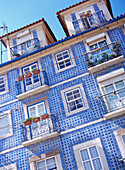 Blaue Kacheln Gebäude mit Balkonen, Low Angle View