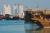 Doha, Hafen mit Dhows (traditionelle arabische Boote) und Skyline.
