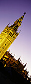 Glockenturm La Giralda in der Abenddämmerung