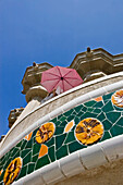 Gekachelte Fassade am Parc Guell und Regenschirm