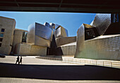 Paar auf den Stufen neben dem Guggenheim Art Museum