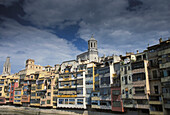 Riverside Apartments mit Blick auf einen Fluss in Katalonien