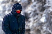 Mann in Schneeausrüstung auf Anchorage Trails Alaska Southcentral Winter Portrait Close-Up