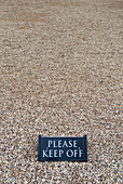 Schild "Keep off" über Kieselsteinen bei blenheim palace; Woodstock, oxfordshire, england