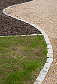 Gartenboden mit drei verschiedenen Elementen, Gras, Erde und Kieselsteinen; Coulsdon south, surrey, england