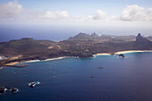 Boote im Wasser entlang der Küstenlinie; Fernando De Noronha Pernambuco Brasilien