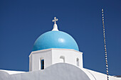 Kykladenkuppel in traditionellem santorinischem Blau und Weiß; Imerovigli Kykladen Griechenland