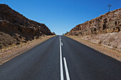 Eine Straße mit blauem Himmel; Klein-aus Namibia