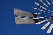 Nahaufnahme von Windmühlenflügeln gegen einen blauen Himmel; Klein-Aus Vista, Namibia