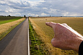 Eine Hand, die auf eine Landstraße zeigt; Hertfordshire, England