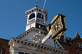 Eine verzierte Uhr an der Seite eines Gebäudes; Guildford, Surrey, England