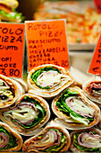 Wraps auf dem Display eines Restaurants; Venedig, Italien