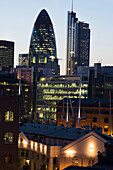 Mit Licht beleuchtete Gebäude in der Abenddämmerung; London, England
