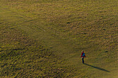 Frau wandert entlang des South West Coast Path in der Nähe von Golden Cap an der Jurassic Coast; Seatown, Dorset, England