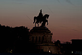 Silhouette eines Reiterstandbilds in der Abenddämmerung; Koblenze, Deutschland