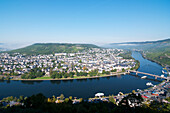 Blick auf die Boote auf der Mosel und das Stadtbild; Mosel, Deutschland