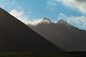 Morgenwolke auf Sgurr Sgumain und Sgurr A Choire Bhig, Black Cuillin, von Glen Brittle aus gesehen; Isle Of Skye, Schottland