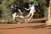 Zwei Mädchen, die zusammen in die Luft springen; Australien