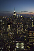 New York City Gebäude beleuchtet in der Nacht; New York City, New York, Vereinigte Staaten Von Amerika