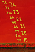 Zahlen in aufsteigender Reihenfolge auf einer roten Mauer über dem Wasser; Hamburg, Deutschland