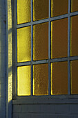 Gelb getönte Fenster; Hamburg, Deutschland