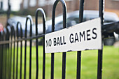 Ein Schild an einem Metallzaun mit der Aufschrift "Keine Ballspiele"; London, England