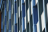 Fassade eines Gebäudes mit drei Blautönen und Weiß; London, England