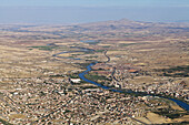 Blick auf die Stadt Avanos aus der Luft; Avanos, Kappadokien, Türkei