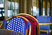Bunte geflochtene Sitzgelegenheiten in einem Restaurant im Marais; Paris, Frankreich