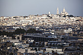 Stadtbild von Paris und Gebäude gegen einen blauen Himmel; Paris, Frankreich