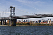 Lower Manhattan und Williamsburg Bridge, vom East River aus gesehen, New York City, New York, Vereinigte Staaten