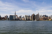 Manhattan Skyline, vom East River aus gesehen, New York City, New York, Vereinigte Staaten