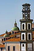 Verschnörkelte Gebäude an der Amalfiküste; Atrani, Kampanien, Italien