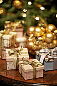 Eingepackte Weihnachtsgeschenke mit geschmücktem Baum; Montreal, Québec, Kanada