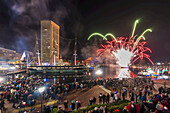 Feuerwerk von einem Lastkahn während der Silvesterfeier in Baltimore's Inner Harbour, links die Uss Constellation; Baltimore, Maryland, Vereinigte Staaten von Amerika