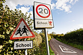 Verkehrsschild zur Verringerung der Höchstgeschwindigkeit auf diesem Feldweg in der Nähe einer Schule, Horsington Village, South Somerset; Somerset, England