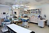 Intensivstation, Kinderklinik der Universität Tartu, ein modernes Krankenhauszimmer mit einem Behandlungsbett und einem Inkubatorbettchen. 