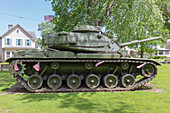 Panzer und amerikanische Flaggen zur Feier des Memorial Day in einem kleinen Stadtpark.