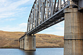 Eisenbahnbrücke über den Snake River, an der Grenze zwischen Oregon und Washington, USA