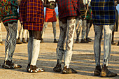 Afrika, Äthiopien, Südliches Omo-Tal, Nyangatom-Stamm. Nyangatom-Männer sind für einen Tanz geschmückt und gekleidet.