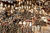 In eine Wand eingelassene Tierschädel und Munition, Region Mopti, Mali