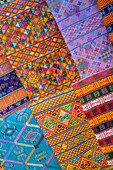 Bhutan, Thimphu. Traditionelle bunte und kunstvolle handgewebte Textilien.