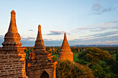 Antike Tempel und Pagoden bei Sonnenuntergang, Bagan, Mandalay-Region, Myanmar