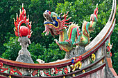 Drachenskulptur auf dem Dach eines Tempels, Xiamen, Provinz Fujian, China